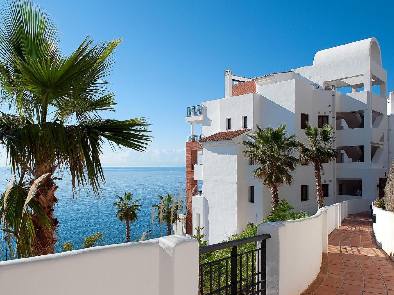 Amazing 3 Bedrooms Front Sea View- By Interhome